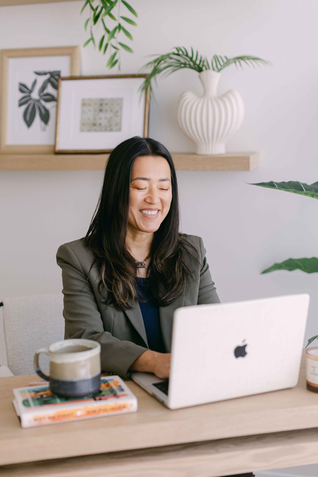 Kim Polinder working at her desk